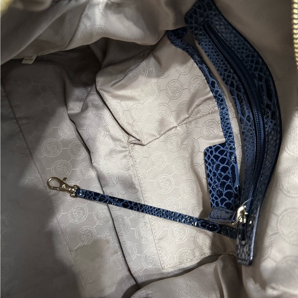 Michael kors authentic crossbody bag in great shape - Picture 6 of 8